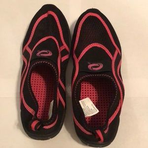 Girls size 4 swim shoes